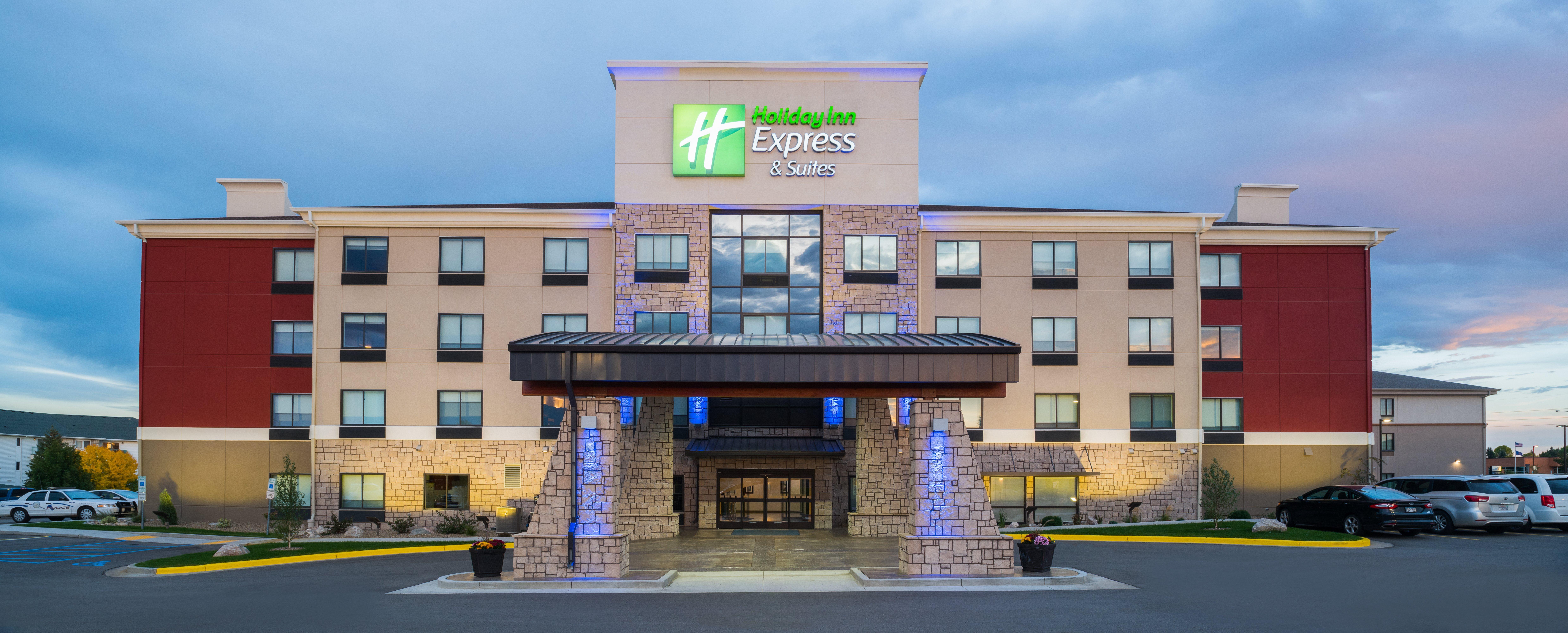 Holiday Inn Express Hotel & Suites Bismarck, An Ihg Hotel Exterior photo
