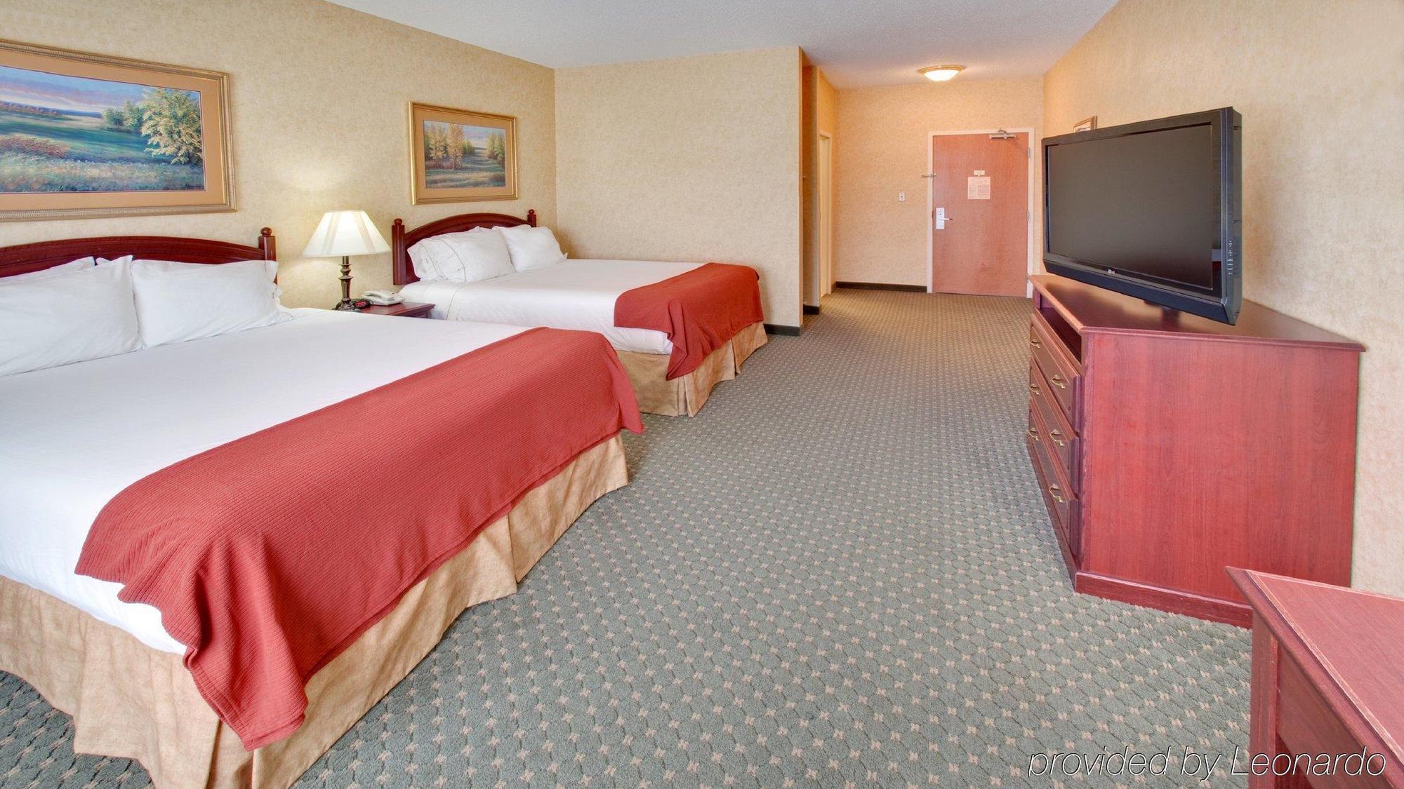 Holiday Inn Express Hotel & Suites Bismarck, An Ihg Hotel Room photo