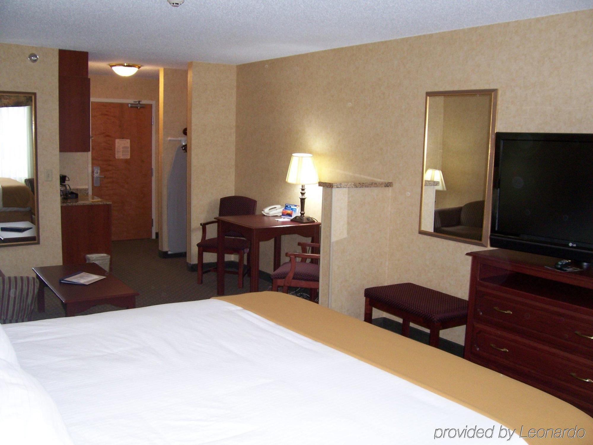 Holiday Inn Express Hotel & Suites Bismarck, An Ihg Hotel Room photo