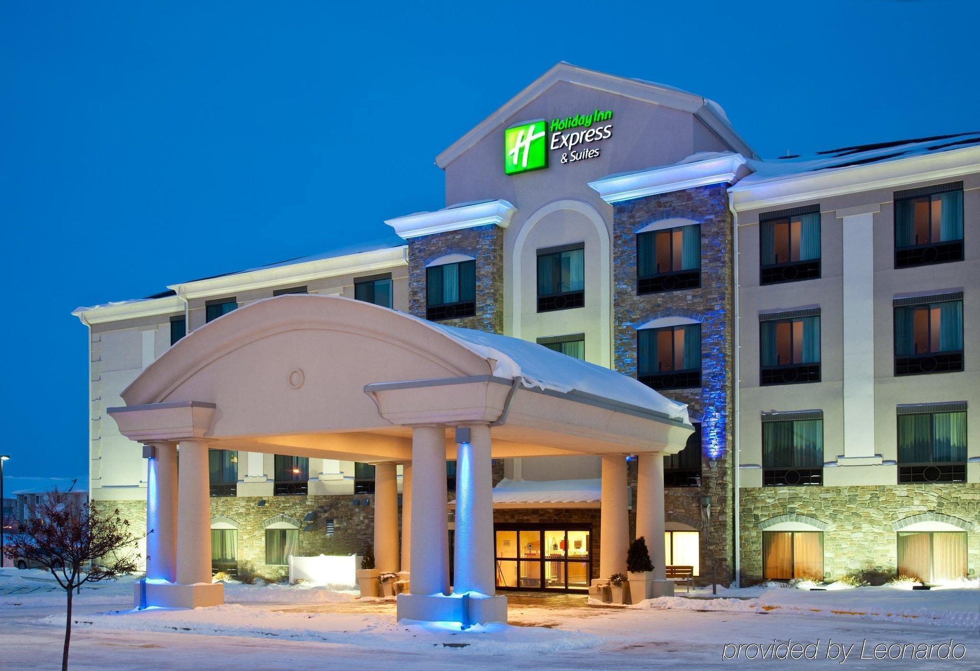 Holiday Inn Express Hotel & Suites Bismarck, An Ihg Hotel Exterior photo